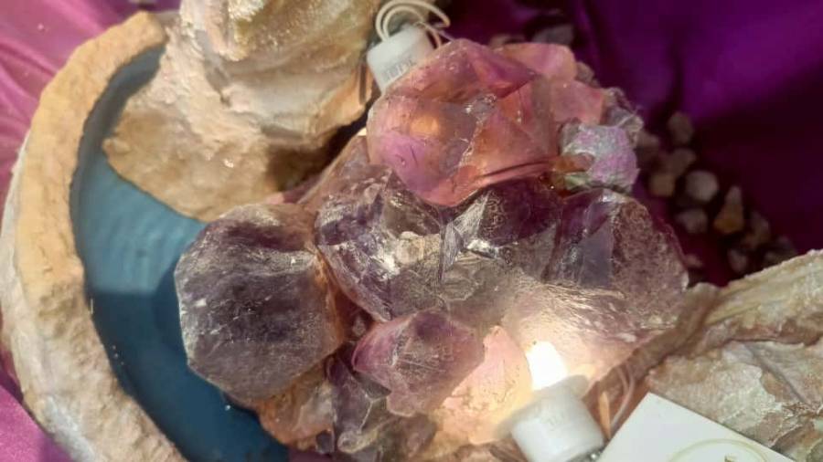 Geoda de Bolivianita con caída de agua